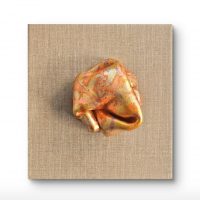 <div style="font-family: Arial, sans-serif; color:#2E2E2E; line-height:1.5;">   <strong>Golden Touch</strong><br>   Acryl, Formmedium auf Leinwand<br>   20 x 20 cm </div>